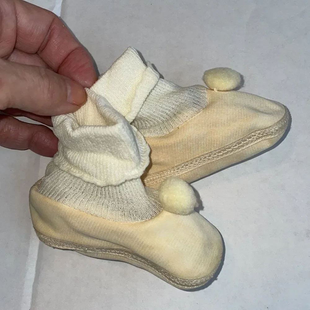 Vtg Baby Deer Shoes cream &‎ white slipper socks with pompom on toe